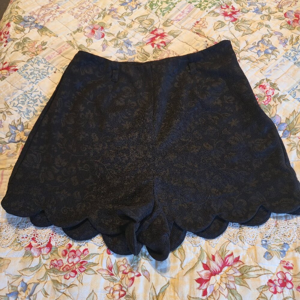 Monteau Los Angeles Black High Waisted Scalloped Brocade Shorts, Size XS